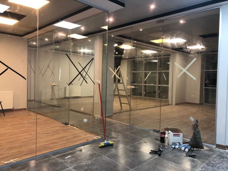 Cam ofis bölme sistemi uygulama fotoğrafı 1 – URAS ALÜMİNYUM İstanbul